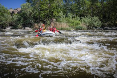 Mygiya, Ukrayna - 04 30 2018: kadın ve erkek grup, faaliyet Nehri'nde rafting suyun keyfini çıkarın. Pivdennyi Buh nehirde rafting