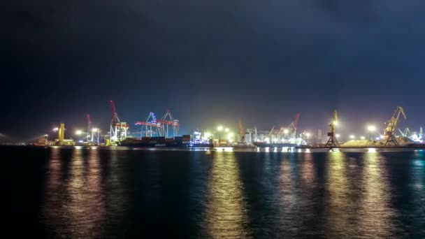 时间间隔 散装货船停泊在码头的货运作业 港口的大型货运站 夜间从陆路运输到船舶的谷物大宗转运 农产品运输 — 图库视频影像