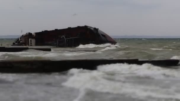 他在敖德萨海滩撞毁了 德尔菲 号油轮 生态灾难 因船舶失事而导致的城市海滩溢油 时间间隔 倾斜班 — 图库视频影像