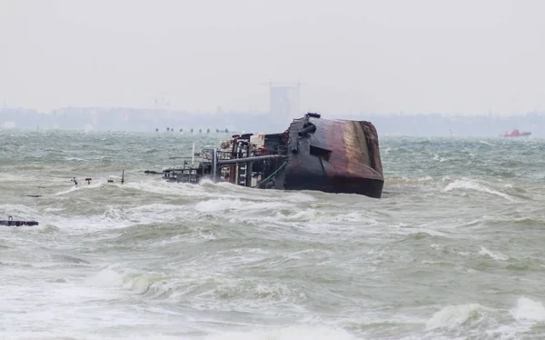 Odessa, Ucrânia 11.24.2019: O naufrágio do petroleiro Delfi na praia de Odessa. Desastre ecológico - derrame de petróleo nas praias da cidade como resultado de um naufrágio . — Fotografia de Stock