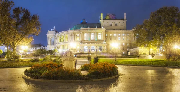 Odessa Operası ve Bale Tiyatrosu Odessa 'nın göbeğinde. Odessa, Ukrayna 'nın güzel gece manzarası. Karadeniz Kültür Merkezi