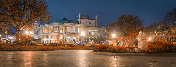 Oděsa Opera a baletní divadlo v srdci Oděsy. Krásné noční panorama Oděsy na Ukrajině. Kulturní centrum na Černém moři — Stock fotografie