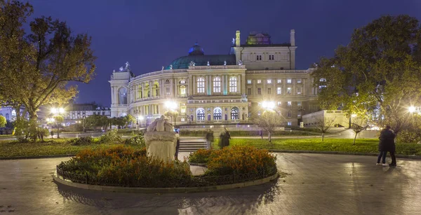 Oděsa Opera a baletní divadlo v srdci Oděsy. Krásné noční panorama Oděsy na Ukrajině. Kulturní centrum na Černém moři — Stock fotografie