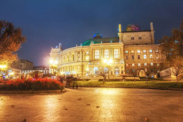 Odessa Operası ve Bale Tiyatrosu Odessa 'nın göbeğinde. Odessa, Ukrayna 'nın güzel gece manzarası. Karadeniz Kültür Merkezi