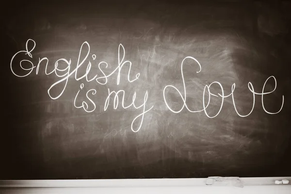"Angličtina je moje láska "- text na školní tabuli. Učte se anglicky! Vzdělávání ve Spojeném království. — Stock fotografie