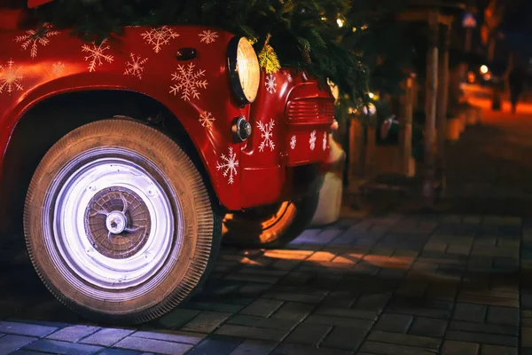 Auto retrò con scatole regalo e albero di Natale sulla strada di notte a Parigi. Natale e Capodanno decorazione di strada luci festive, bokeh la sera. Primo piano — Foto Stock
