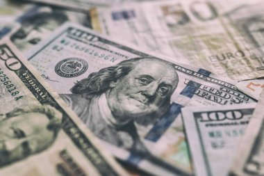 Uluslararası para birimleri geçmişi. Farklı ülkelerden gelen para: Dolar, avro. Avro ve dolar banknotları. Para geçmişi. önde gelen para birimleri. Seçici odaklanma. Yakın plan.. 