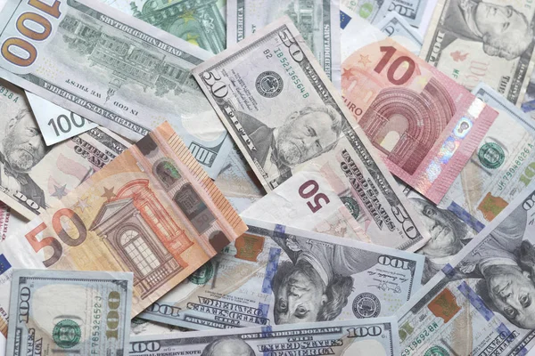 Fondo de divisas internacionales. Dinero de diferentes países: dólares, euros. billetes en euros y en dólares. Fondo de dinero. principales monedas . — Foto de Stock