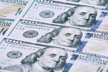 Yüz dolarlık banknotların geçmişi. Benjamin Franklin, Usa para banknotu üzerine. Amerikan dolarları arka planda. Amerikan doları modeli. 100 dolar. Seçici odaklanmayı kapat