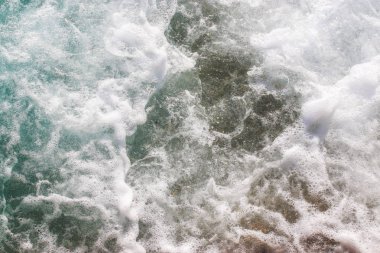 Üst seviye doku dalgaları, okyanusta köpürme ve sıçrama, güneşli bir gün. Yaz mevsiminde hava manzaralı güzel tropikal deniz. Soyut deniz arka planı. Okyanus dalgaları yakın çekim.  