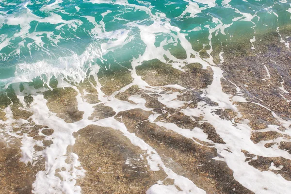 Plaj dokusu. Altın kum ve deniz köpüğü deseni. Sahilde fotokopi alanı var. Soyut deniz arka planı. Okyanus dalgaları yakın çekim. — Stok fotoğraf