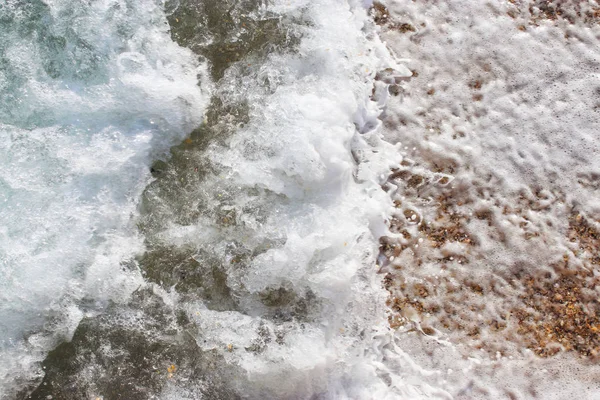 Κορυφαία προβολή κύματα υφή, αφρού και πιτσίλισμα στον ωκεανό, ηλιόλουστη μέρα. Όμορφη τροπική θάλασσα κατά την καλοκαιρινή περίοδο εικόνα από εναέρια θέα. Αφηρημένο θαλάσσιο υπόβαθρο. Κύματα ωκεανού κοντά. — Φωτογραφία Αρχείου