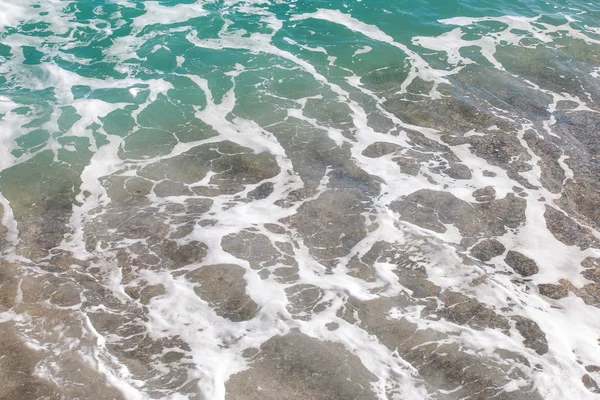 Plaj dokusu. Altın kum ve deniz köpüğü deseni. Sahilde fotokopi alanı var. Soyut deniz arka planı. Okyanus dalgaları yakın çekim. — Stok fotoğraf