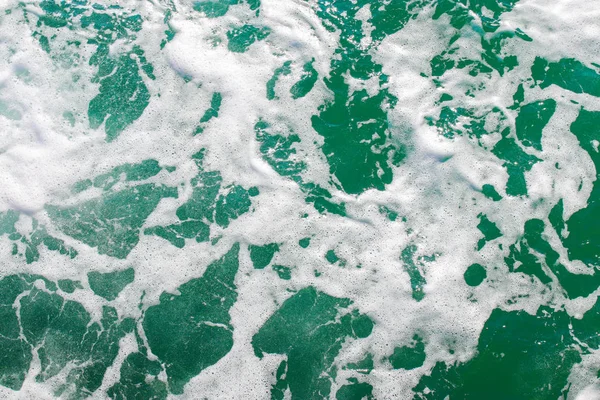 Köpüklü turkuaz deniz suyu. Soyut deniz arka planı. Okyanus dalgaları yaklaşıyor. Yumuşak odak. — Stok fotoğraf