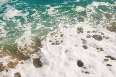 Üst seviye doku dalgaları, okyanusta köpürme ve sıçrama, güneşli bir gün. Yaz mevsiminde hava manzaralı güzel tropikal deniz. Soyut deniz arka planı. Okyanus dalgaları yakın çekim. 