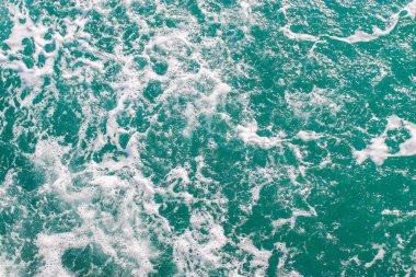 Üst seviye doku dalgaları, okyanusta köpürme ve sıçrama, güneşli bir gün. Yaz mevsiminde hava manzaralı güzel tropikal deniz. Soyut deniz arka planı. Okyanus dalgaları yakın çekim. 