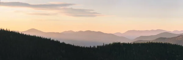 Warm Gradient Dawn Sky Layers Mountain Rock Silhouettes Vivid Alpine — Stock Photo, Image