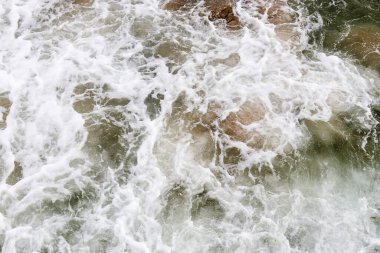 Üst seviye doku dalgaları, okyanusta köpürme ve sıçrama, güneşli bir gün. Yaz mevsiminde hava manzaralı güzel tropikal deniz. Soyut deniz arka planı. Okyanus dalgaları yakın çekim.