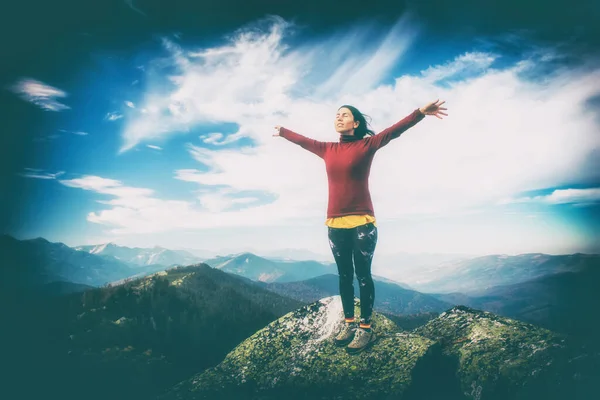 Young Girl Top Mountain Raised Her Hands Blue Sky Background — Stock Photo, Image