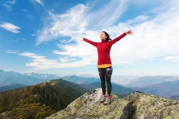 Young Girl Top Mountain Raised Her Hands Blue Sky Background — Stock Photo, Image