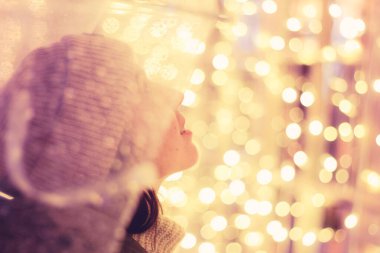 Şemsiyeli güzel bir kızın portresi. Avrupa şehrinin caddesinde Noel fuarında poz vermek. Noel havası. Odaklanamıyorum