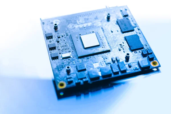 クローズアップと選択したフォーカス 白い背景にPcのマザーボード上のマイクロプロセッサ 抵抗マイクロチップと電子部品を備えた回路基板 コンピュータハードウェア技術 ブルートーン — ストック写真