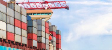 Konteynır kargo gemisi limana yüklendi. Tersanede çalışan vinç köprüsü olan konteyner kargo gemisinin lojistik ve taşımacılığı, lojistik ithalat ihracatı. Metin için boşluk