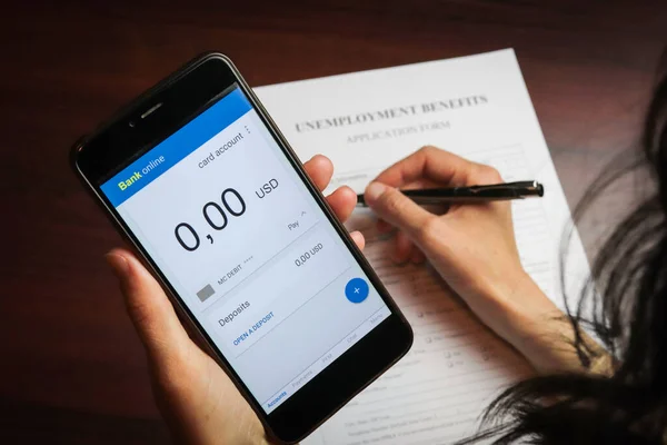 Bir kadın hesaplarını telefonda kontrol ediyor. Parasızlık, işsizlik sigortası formu doldurmak. Tüm ekran grafikleri uydurmadır. Coronavirüs kavramı ve ev düzeni ekonomisi üzerinde etkisi