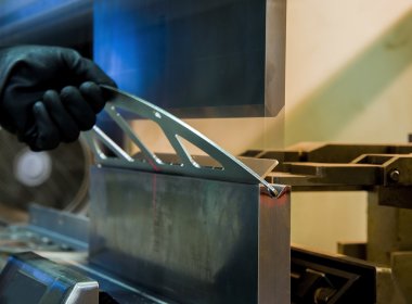 Üstünde belgili tanımlık makine metal bükme.