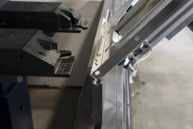 Üstünde belgili tanımlık makine metal bükme.