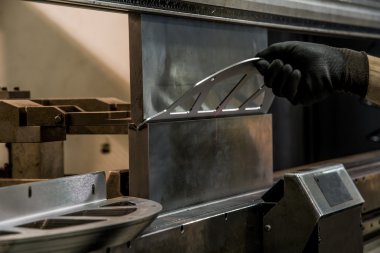 Üstünde belgili tanımlık makine metal bükme.