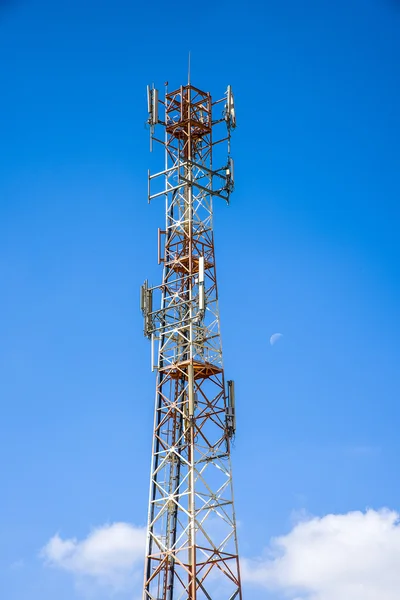 Cellulära antenn mot blå himmel och månen. — Stockfoto