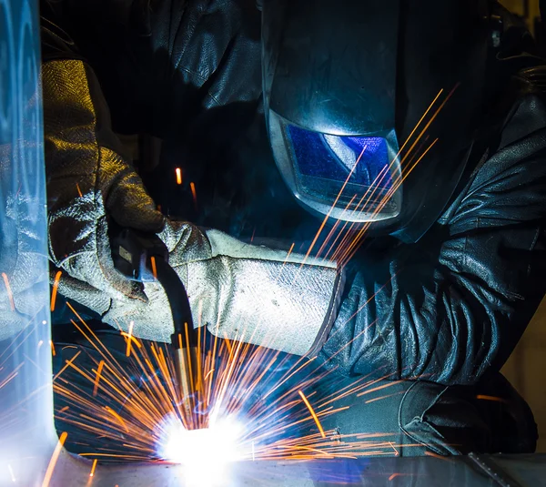 Parte automotriz industrial del soldador en fábrica —  Fotos de Stock