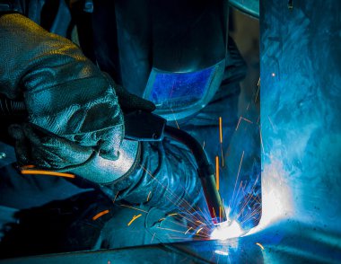 Kaynakçı endüstriyel otomotiv parçası fabrikada