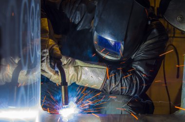 Kaynakçı endüstriyel otomotiv parçası fabrikada