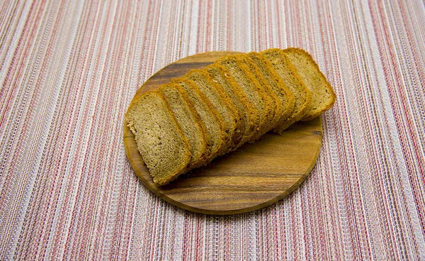 Буханка свежего нарезанного хлеба — стоковое фото
