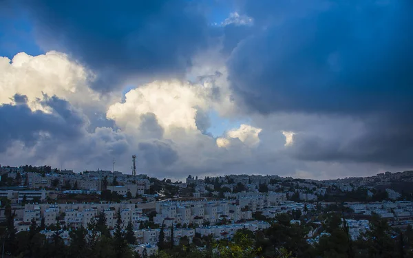 Paisaje nublado en la Jerusalén moderna . — Foto de Stock