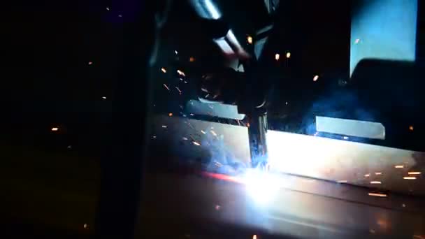 自動車工場で溶接のロボットの動き — ストック動画