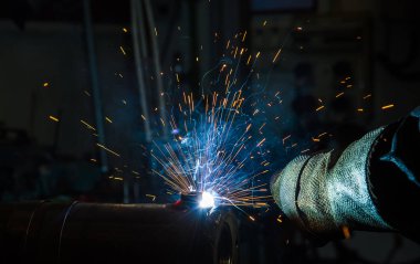 Fabrikada endüstriyel çelik Kaynakçı