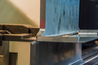 Üstünde belgili tanımlık makine metal bükme.