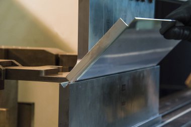 Üstünde belgili tanımlık makine metal bükme.