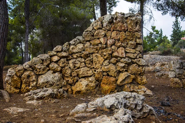 Muro de piedra en el parque — Foto de Stock