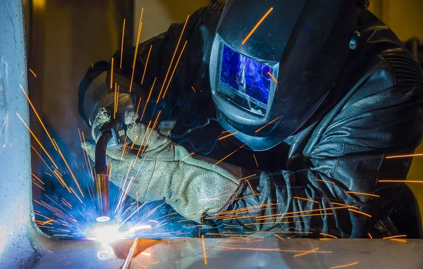 Lasser industriële auto-onderdeel in de fabriek — Stockfoto