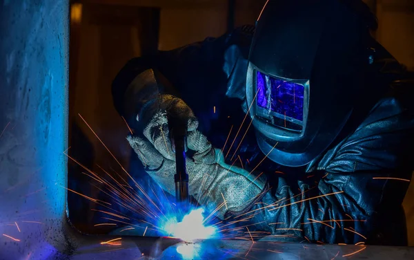 Kaynakçı endüstriyel otomotiv parçası fabrikada