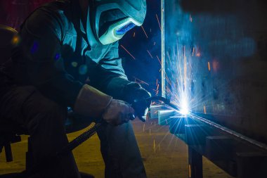 Kaynakçı endüstriyel otomotiv parçası fabrikada