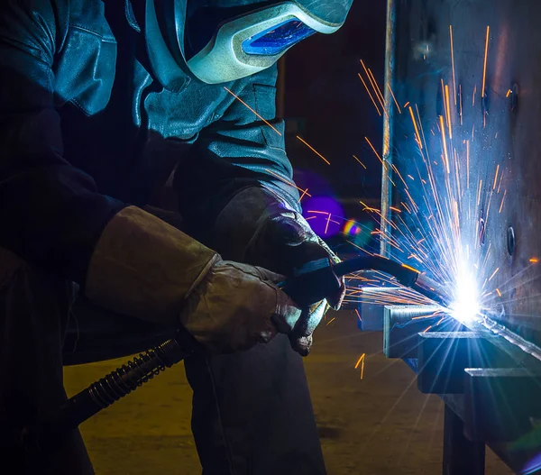 Soldador de acero industrial en fábrica técnica , —  Fotos de Stock