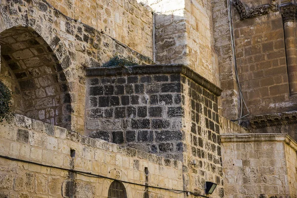 Fachada bizantina y escalera inamovible de la Iglesia del Santo Sepulcro, Jerusalén . — Foto de Stock