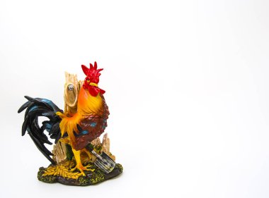 Heykel görkemli renkli tavuk, 2017 mutlu yeni yıl için işaret ve semboller gibi duruyor.