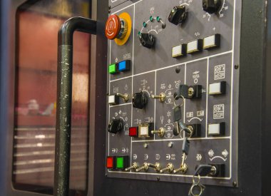 Ön kontrol panelinde ile modern Cnc işleme merkezi. Görünümü kapatın. Seçici odak.