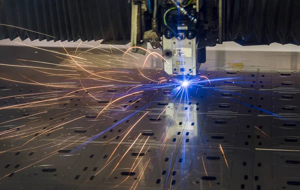 Endüstriyel lazer, düz metal levha ve kıvılcımlar üreten üretim teknolojisini kesiyor.